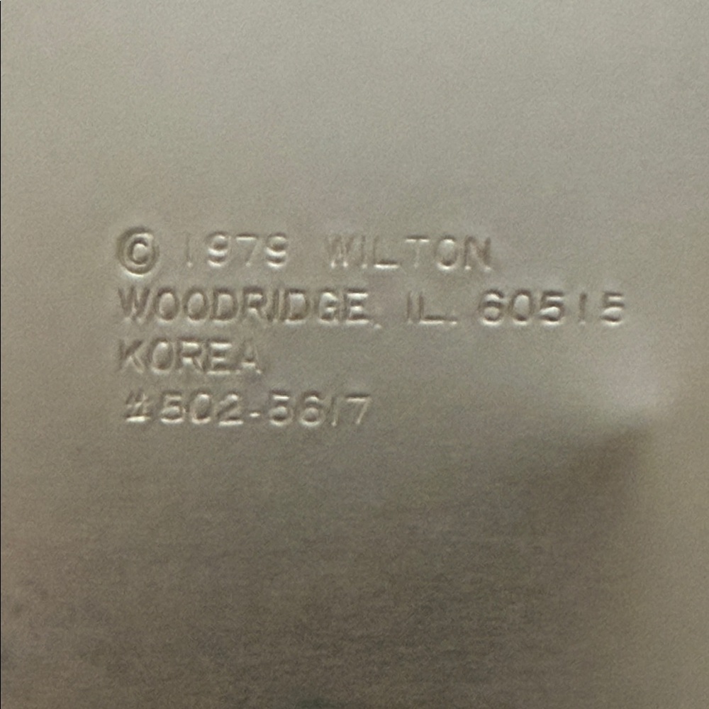 Wilton Silver Shirt-Shaped Cake Pan - Picture 2 of 4